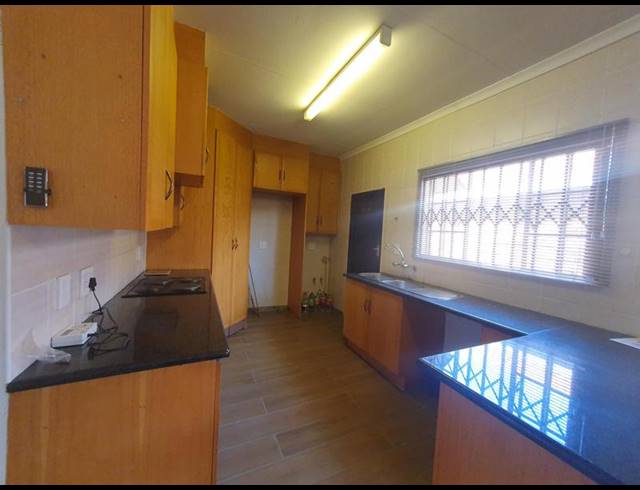 2 BEDROOM TOWNHOUSE FOR SALE IN ROOIHUISKRAAL NORTH
